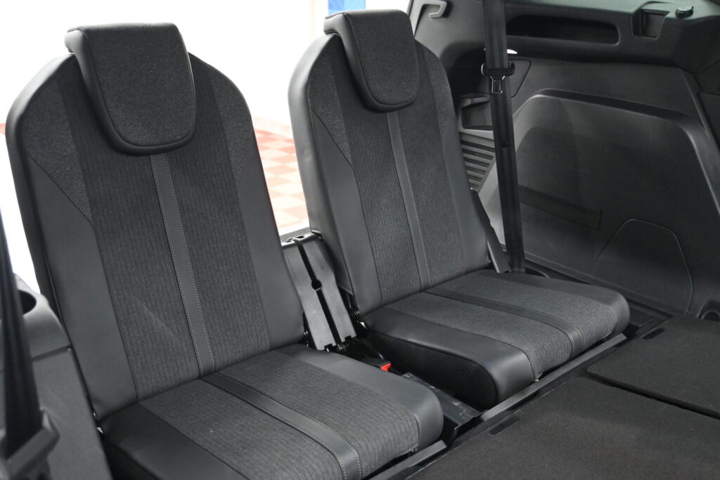 プジョー 5008 GTライン 安心装備と快適性能を備えた一台