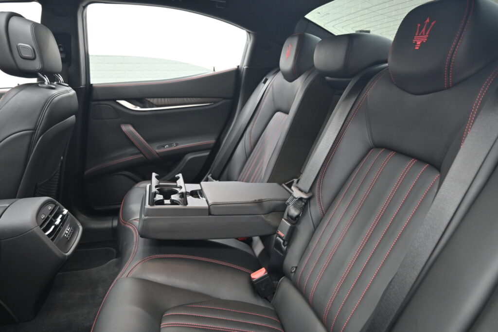 マセラティ ギブリ S 安心の保証付で楽しむラグジュアリーセダン