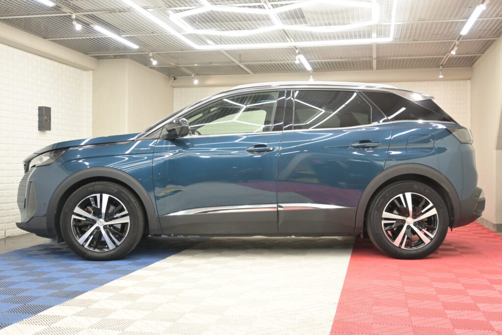 プジョー 3008 GT HYBRID4 安心の安全装備と実用性
