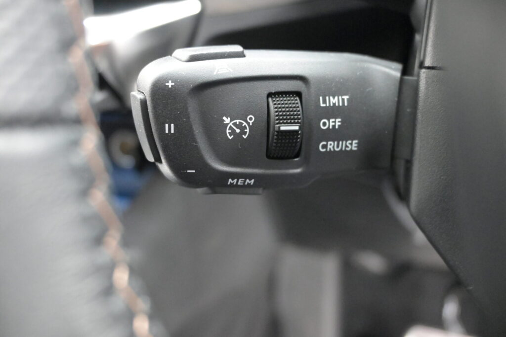 プジョー 3008 GT HYBRID4 安心の安全装備と実用性