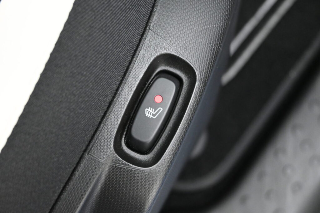 軽快な走りと使いやすさが魅力のルノー トゥインゴ インテンス