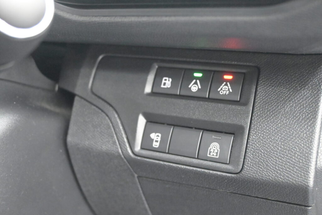 プジョー 3008 GT HYBRID4 安心の安全装備と実用性