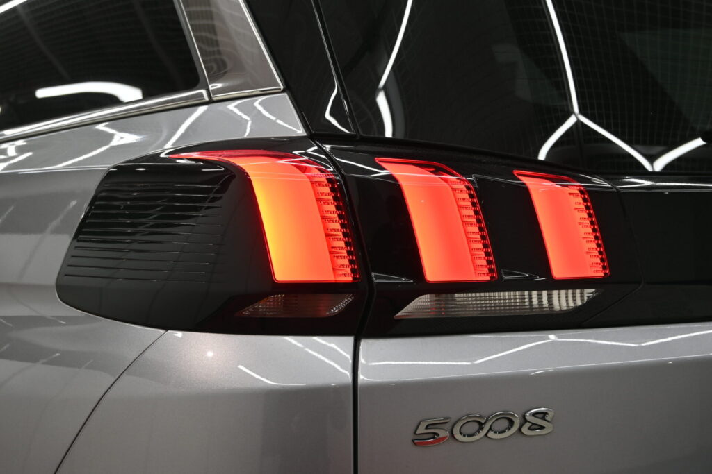 プジョー 5008 GTライン 安心装備と快適性能を備えた一台