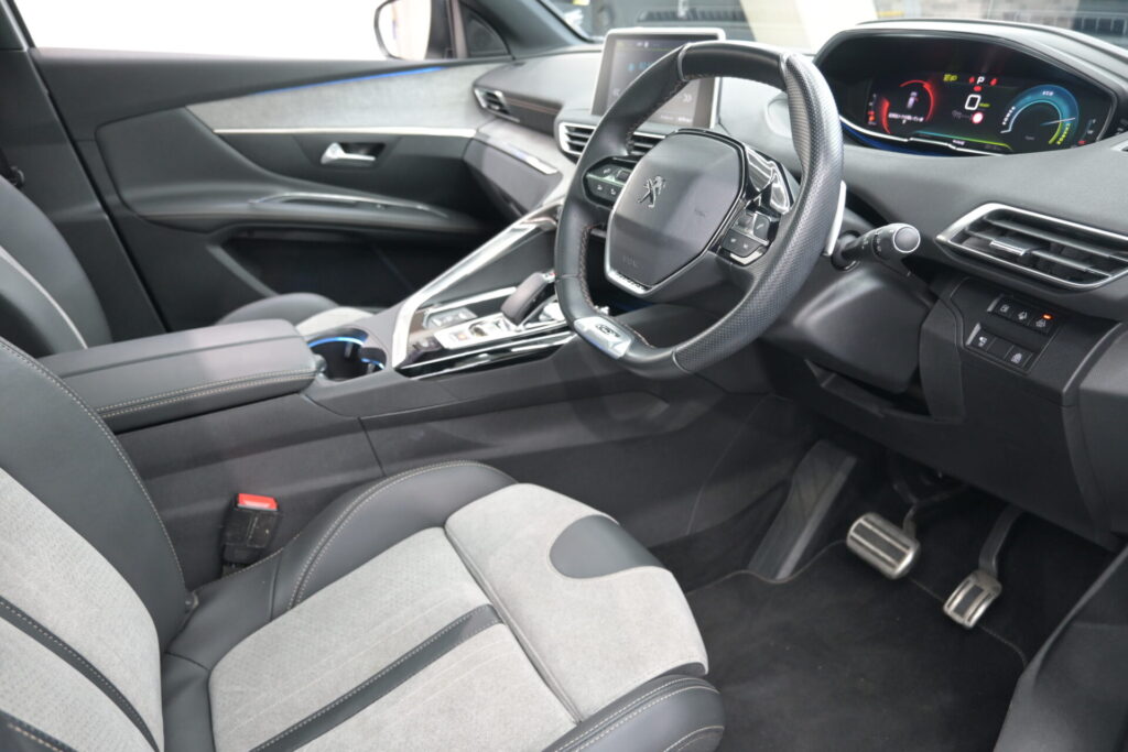 プジョー 3008 GT HYBRID4 快適装備が充実した人気SUV