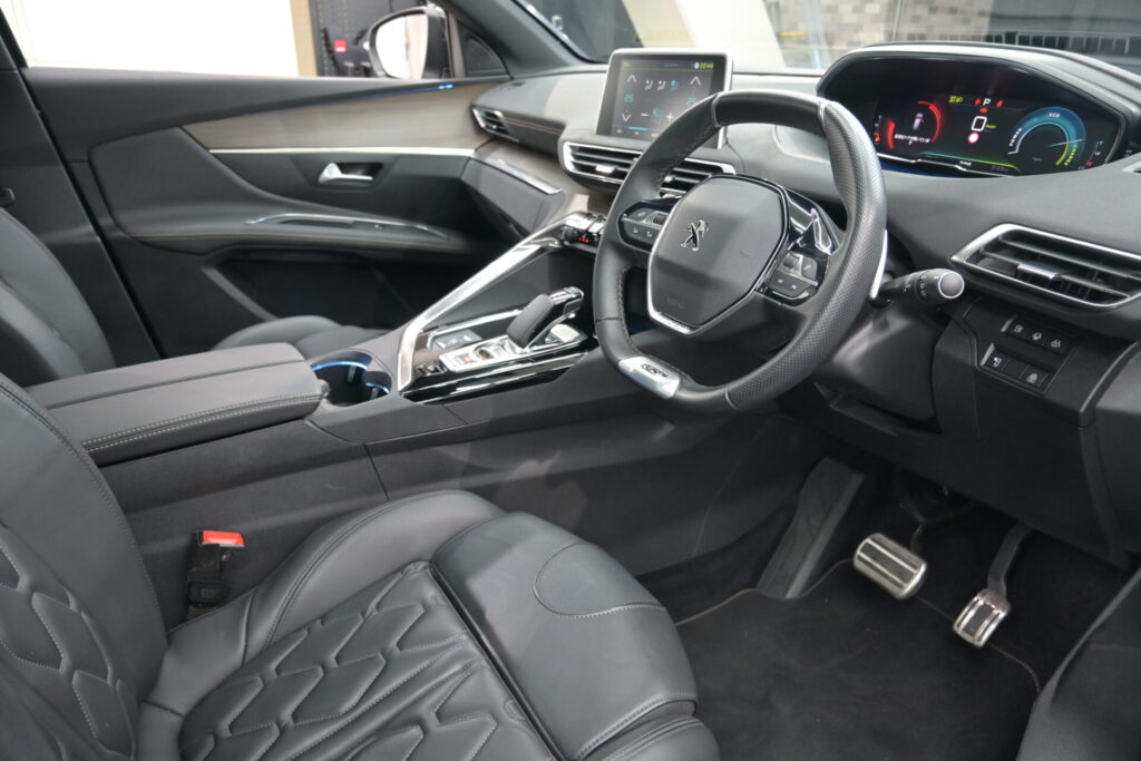 プジョー 3008 GT HYBRID4 安心の安全装備と実用性