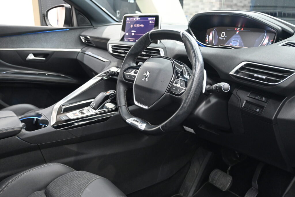 プジョー 5008 GTライン 安心装備と快適性能を備えた一台