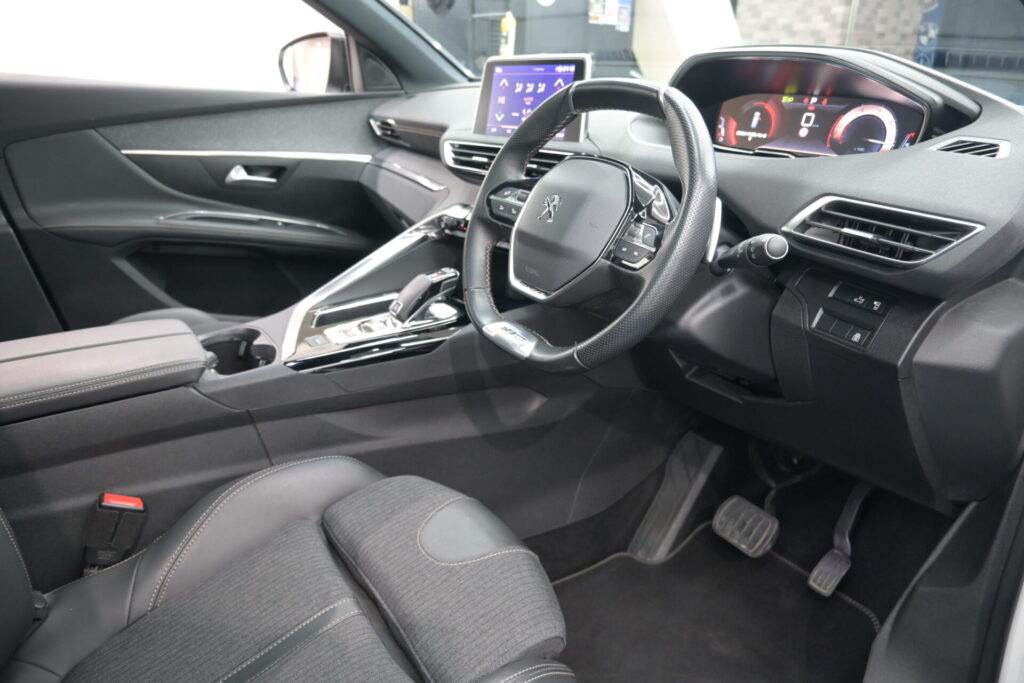 プジョー 5008 GT 安心装備と実用性のある一台