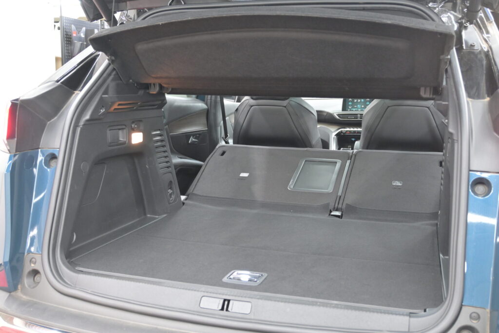 プジョー 3008 GT HYBRID4 安心の安全装備と実用性