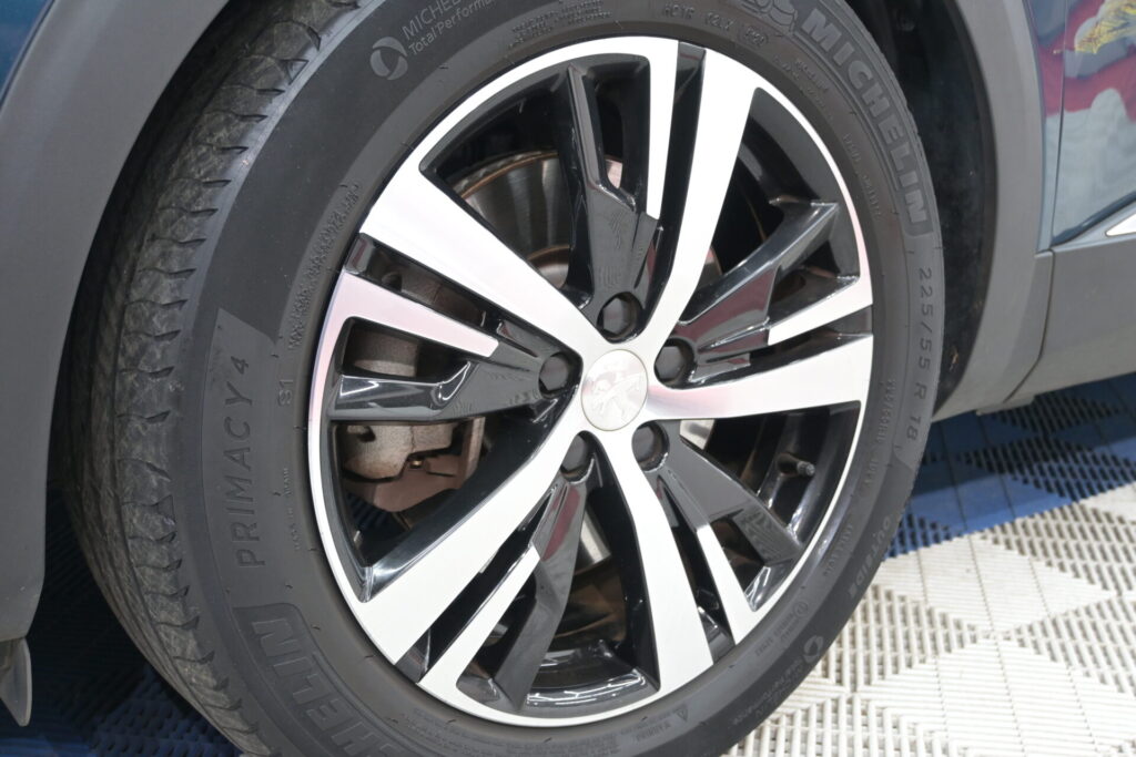 プジョー 3008 GT HYBRID4 安心の安全装備と実用性