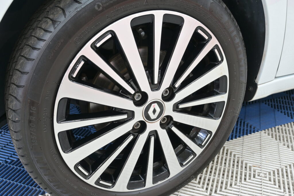 軽快な走りと使いやすさが魅力のルノー トゥインゴ インテンス