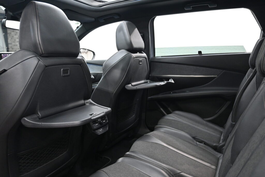 プジョー 5008 GTライン 安心装備と快適性能を備えた一台