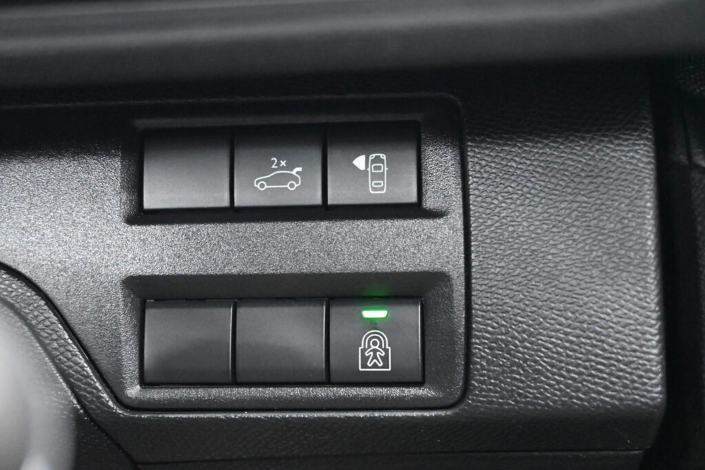 プジョー 5008 GTライン 安心装備と快適性能を備えた一台