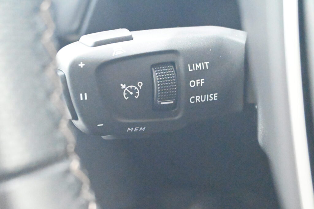 上質な1オーナー車 プジョー 3008 GT HYBRID4 の魅力をわかりやすくご紹介