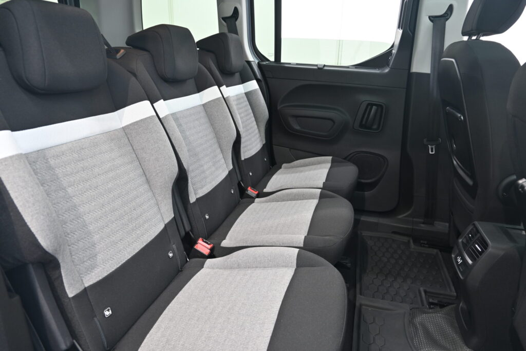 2023年モデル シトロエン ベルランゴ シャイン 使い勝手の良い1台