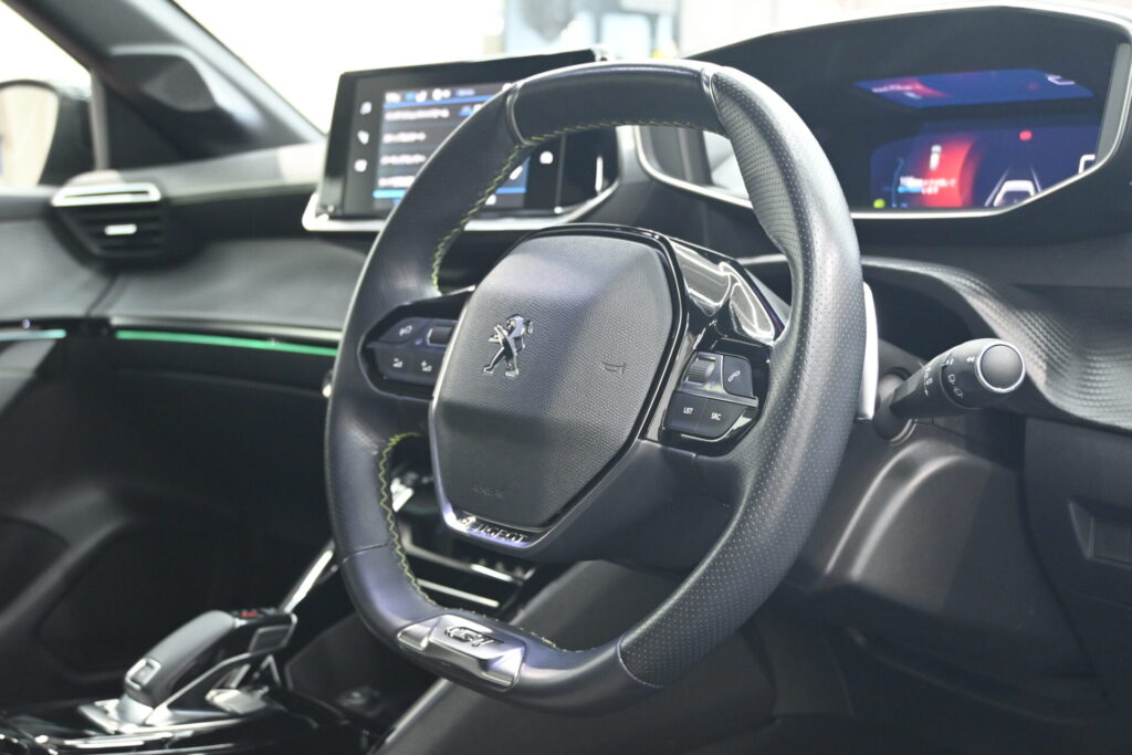 日常を快適にする プジョー 208 GT 人気の装備と安心感