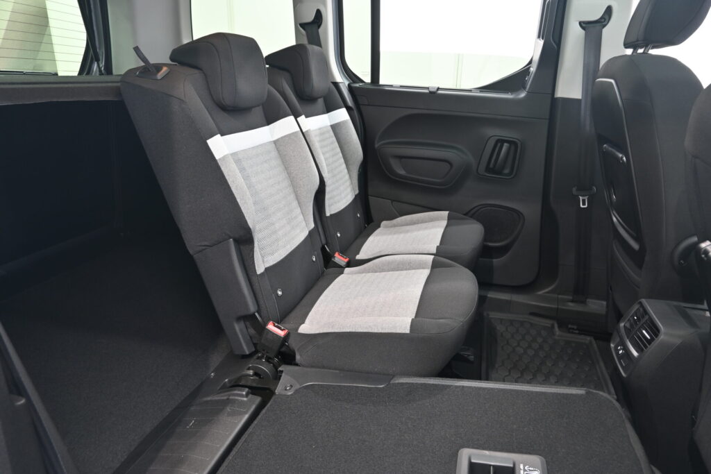 2023年モデル シトロエン ベルランゴ シャイン 使い勝手の良い1台