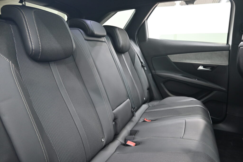 上質な1オーナー車 プジョー 3008 GT HYBRID4 の魅力をわかりやすくご紹介