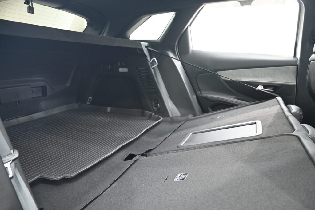 上質な1オーナー車 プジョー 3008 GT HYBRID4 の魅力をわかりやすくご紹介