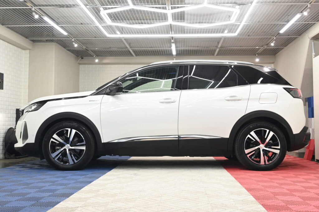 上質な1オーナー車 プジョー 3008 GT HYBRID4 の魅力をわかりやすくご紹介