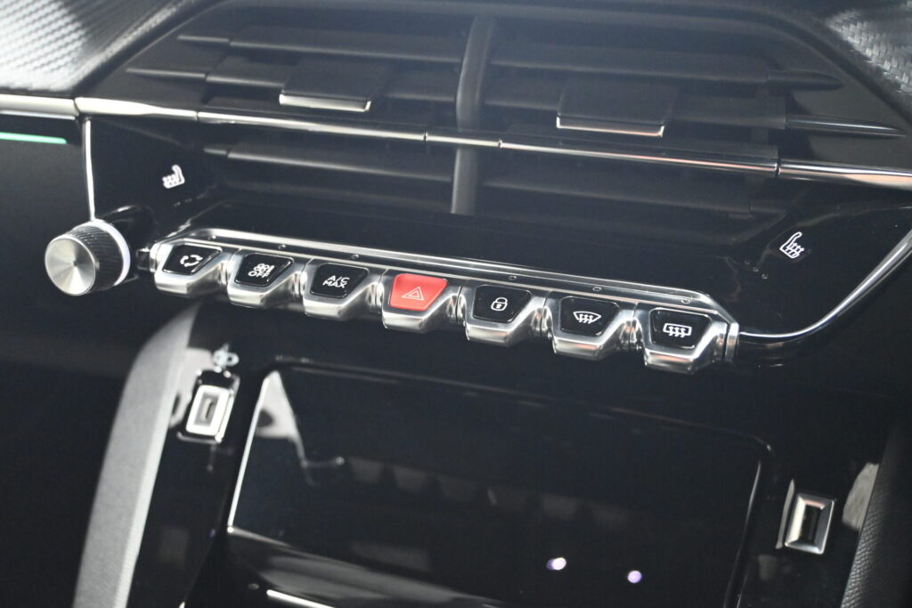 日常を快適にする プジョー 208 GT 人気の装備と安心感