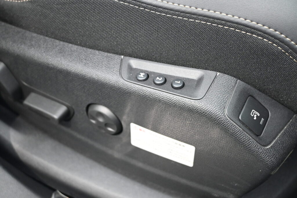 上質な1オーナー車 プジョー 3008 GT HYBRID4 の魅力をわかりやすくご紹介