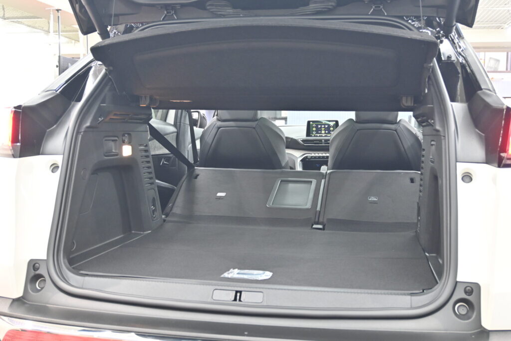 上質な1オーナー車 プジョー 3008 GT HYBRID4 の魅力をわかりやすくご紹介