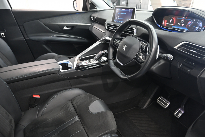 プジョー 3008 クロスシティ|ハーフ革&安全装備充実の輸入中古車