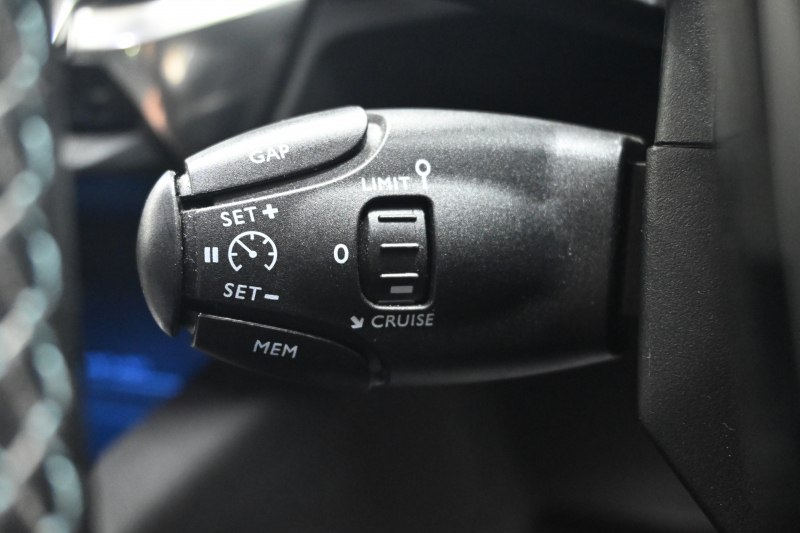 プジョー 3008 クロスシティ|ハーフ革&安全装備充実の輸入中古車