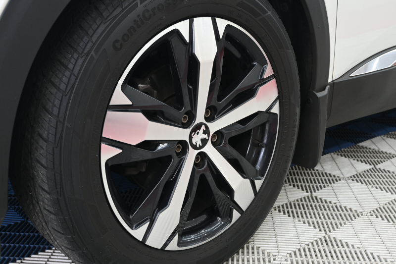 プジョー 3008 クロスシティ|ハーフ革&安全装備充実の輸入中古車