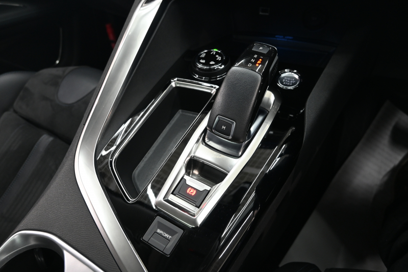 プジョー 3008 クロスシティ|ハーフ革&安全装備充実の輸入中古車