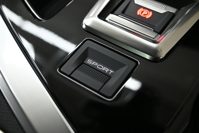 プジョー 3008 クロスシティ|ハーフ革&安全装備充実の輸入中古車