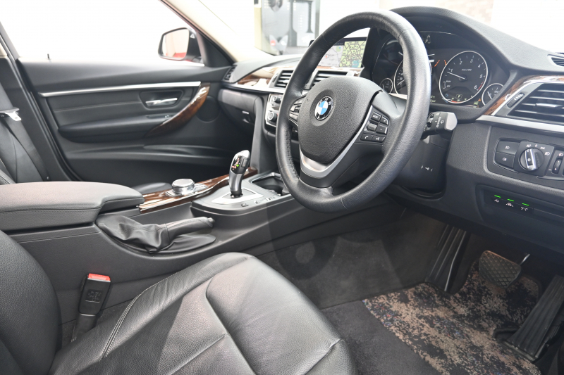 BMW 320dツーリング ラグジュアリー|後期モデルの上質ワゴン