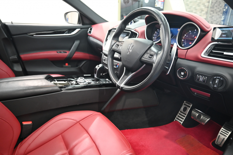 マセラティ ギブリ グランスポーツ 充実装備のラグジュアリーセダン