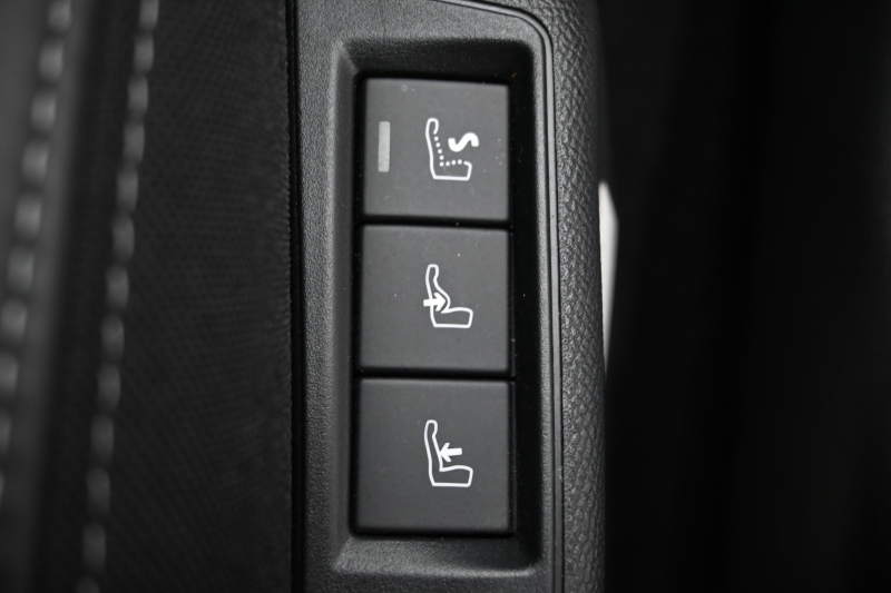 プジョー 2008 GTパック ブルーHDiが入庫!上質さと使いやすさを兼ね備えたSUV