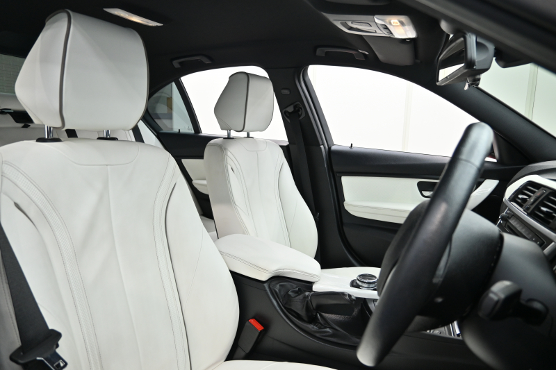 BMW 3シリーズ 320i ラグジュアリーが入庫!白革と充実の安全装備が魅力