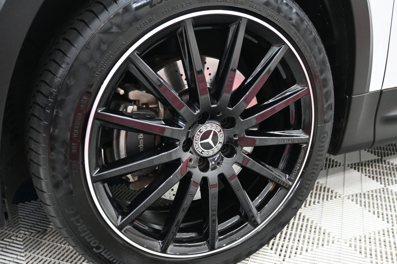 メルセデス・ベンツ GLB250 4MATIC|快適性と走りを楽しめるSUV